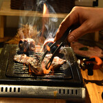 はらmeat - 料理写真:肉焼いてるシーン