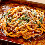 【冬の鉄板焼きの〆】牛スジ入りデミすきうどん（1人前）