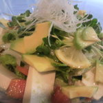 西京酒場 萬天 - さっぱり爽やかに登場です！豆冨とアボガドのサラダ。　　　　　５６０円