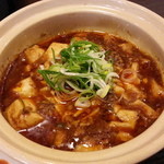 Ramen Hishioya - 麻婆豆腐は熱々土鍋で提供です。