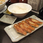 天理スタミナラーメン - 餃子セットの餃子と白飯