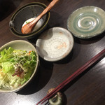 Tonkatsu Wakou Takumian - 定食に付いている大根おろし&キャベツ類（両方共にお替り自由）