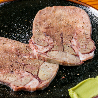 豪快な食べ方で食感を楽しむゆでたん。ランチ限定たんチャー丼も