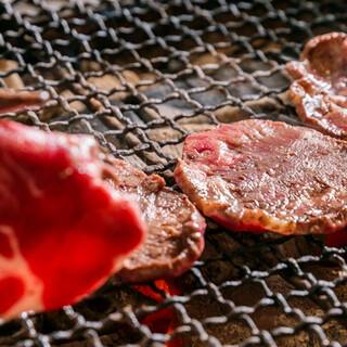 備長炭香る焼たんをミディアムレアで。お酒との相性もバッチリ！