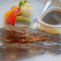 万平ホテル メインダイニングルーム - 信州産虹鱒のムニエル 万平オリジナルソース 温野菜添え