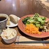 パブリック カルチャー - サラダとパンのプレート　¥1100  マカロニサラダ¥440