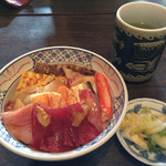 Riri Zushi - 海鮮丼、お茶、漬物