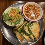 アジアンダイニング　ヤミー - チーズナンセット(バターチキンカレー辛口)1300円　