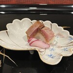 割烹 新多久 - （一口）寒ブリとかんずりと神楽南蛮の棒鮨