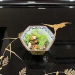 割烹 新多久 - （一口）サニーレタスとアスパラのサラダ