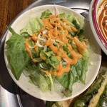 アジアンダイニング　ヤミー - チーズナンセットのサラダ