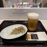 ラーメン エクスプレス 博多 一風堂 - 料理写真:博多一口餃子 5個と生ビール