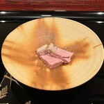 割烹 新多久 - （中皿）村上で獲れた猪肉ロースの炭火炙り