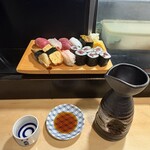 魚がし寿司 - 特上寿司(一人前)2090円と日本酒(熱燗)二合880円