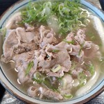 中西うどん - 「肉うどん」の一玉。肉は牛肉。