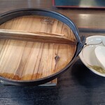 中西うどん - 「鍋焼きうどん」は、鉄鍋で提供される