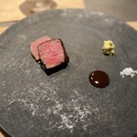 山形座 瀧波 - 極上の焼き加減の米沢牛届きました。黒にんにくのソースと酒田岩塩とわさび。おいしすぎて(T ^ T)