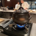 山形座 瀧波 - ここで土鍋ご飯炊き始めます。沸騰し始めたら、吹きこぼれないように各自でクロモジの枝を挿してくださいと言う演出！上手にできましたよ。