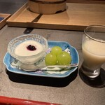 山形座 瀧波 - 朝ご飯のデザートは、近くの牧場の濃厚なヨーグルトとシャインマスカットと、超絶おいしい甘酒！二日酔いも吹っ飛びます