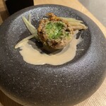 山形座 瀧波 - きのこのクロケッタ。じゃがいものマリネが敷いてあります。おソースは目の前でかけてくださる演出。