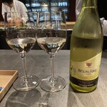 山形座 瀧波 - 1杯目はみんなに酒井ワイナリーのデラウェアのスパークリングワイン小姫 あわを振る舞っていただき、乾杯。それを飲み干したら、いよいよペアリングのスタート。地元高畑ワイナリーのリースリング