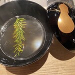 山形座 瀧波 - と言って出てきたのは、エキスだけを抽出した、10種類のきのこ出しのお吸い物だった！贅沢すぎる✨香り付けの松を取り出してからおだしを飲みます。おいしぃ(T ^ T)