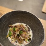 山形座 瀧波 - 三陸産 帆立は、半生食感の絶妙な火入れのホタテにミルキーなソース。土垂芋の皮をパリパリに揚げてあるのが配され、良い食感のアクセント。香り漬けのネギオイルが絶妙。