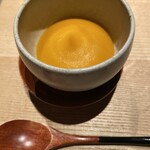 山形座 瀧波 - 81のロロンかぼちゃ
      渡辺さんの宇津沢かぼちゃ　滑らかでかぼちゃが甘く、繊細な出汁のムースみたいなスプーマみたいな