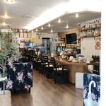 ハンバーグとハイボールのお店 Burg&Bar - 昼の店内の様子　明るく軽快な音楽をお楽しみください