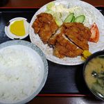 聚盛 - チキンカツ定食900円(8%込)　柔らかジューシーな肉厚チキンカツが2枚載っています。多く見掛ける薄く延ばして固くてパサパサなチキンカツとは違い、とても良質です。