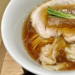 ニッポン ラーメン 凛 トウキョウ - わんたん醤油らぁ麺、味玉子付
