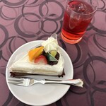 シャトレーゼホテル - ウェルカムスイーツ。選んだのはフルーツショート。ドリンクも飲み放題で、ハイビスカスティーにしました