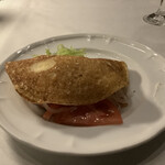 スンガリー 新宿三丁目店 - マリノーブナヤ・ケタとブリヌイ　　　　　　　　
                                （ロシア式フレッシュサーモンマリネのブリヌイのクレープ包み　※クリームチーズが良い意外性。もちっとして、ほのかに甘い生地が全てを包んで格上げ！