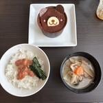 シャトレーゼホテル - 朝食会場にて。くまちゃんのチョコレートケーキがかわいい