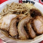 麺屋 桐龍 東川口本店 - 小豚ダブルの麺３００グラム！