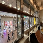 ユーハイム 本店 - 窓際の席から懐かしの元町商店街が見えます。