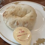 ユーハイム 本店 - フォッカチャはいつもはオリーブオイルでいただくのですが、このお店は北海道ホイップバター添え。これも美味しいですね。