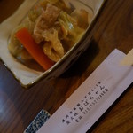 炭火焼　おばちゃん - お通しはあぶらげとキャベツと人参の煮物と