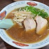 らーめん処 ななしや - らーめん(税込800円)
トッピングは叉焼2枚&麻筍&糵《もやし・ゲツ》&刻み青葱
スープは鶏ガラ&野菜の目立つ豚骨醤油かな
麺はストレート中細麺、微かに軟らかめな茹で加減でした