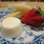 桜田 - ジャスミンティーのババロア、とちのか、ルレクチェという洋梨アップ