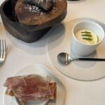 unito - 前菜③品上からアレバ・ペレコ:とうもろこしの香りと摘むと崩れる儚さ◯ 右根セロリのムースとウニ◎       下生ハムとブルスケッタ:分かりやすい美味しさ◎