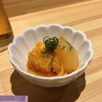 大衆酒場 たに - お通しのスズキのトマト煮。美味し。