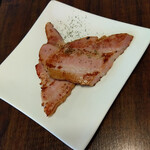 トラットリアイルデルフィーノ - ハンバーグランチに付くベーコン