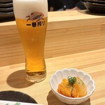 大衆酒場 たに - 生ビールとお通しのスズキのトマト煮。美味し。