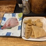 立飲み たきおか - ブリ刺し300円、筍煮250円