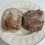 ベッカライ・ブロートツァイト - 右: レーズンくるみ　左: カシューナッツ黒胡椒