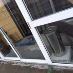 トラットリアイルデルフィーノ - 玄関フードにベンチと灰皿