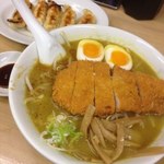 らーめん山田 - カレートンカツラーメン、餃子