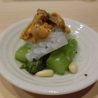 鮨処 つく田 - 太白胡麻油を入れて茹でたアスパラ、烏賊、雲丹と松の実