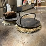 広島風お好み焼 大福 - プレス(重し)